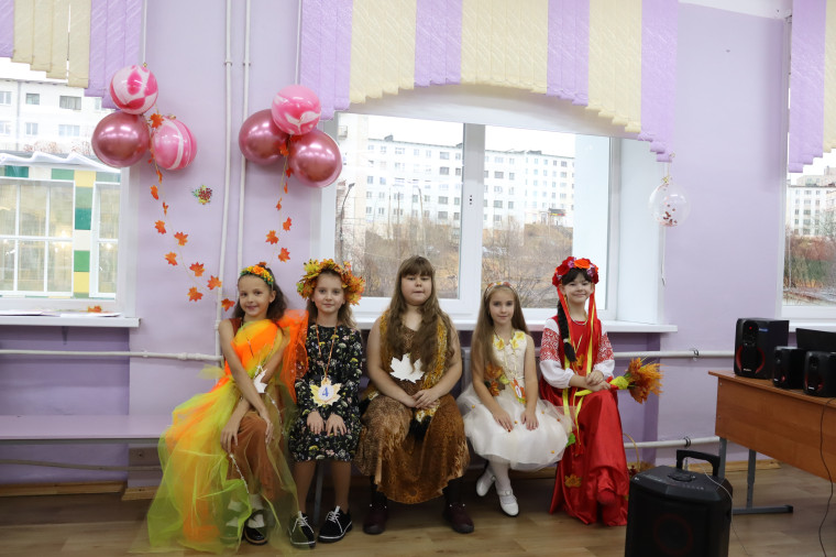 «Мисс Осень» среди 2-4 классов..